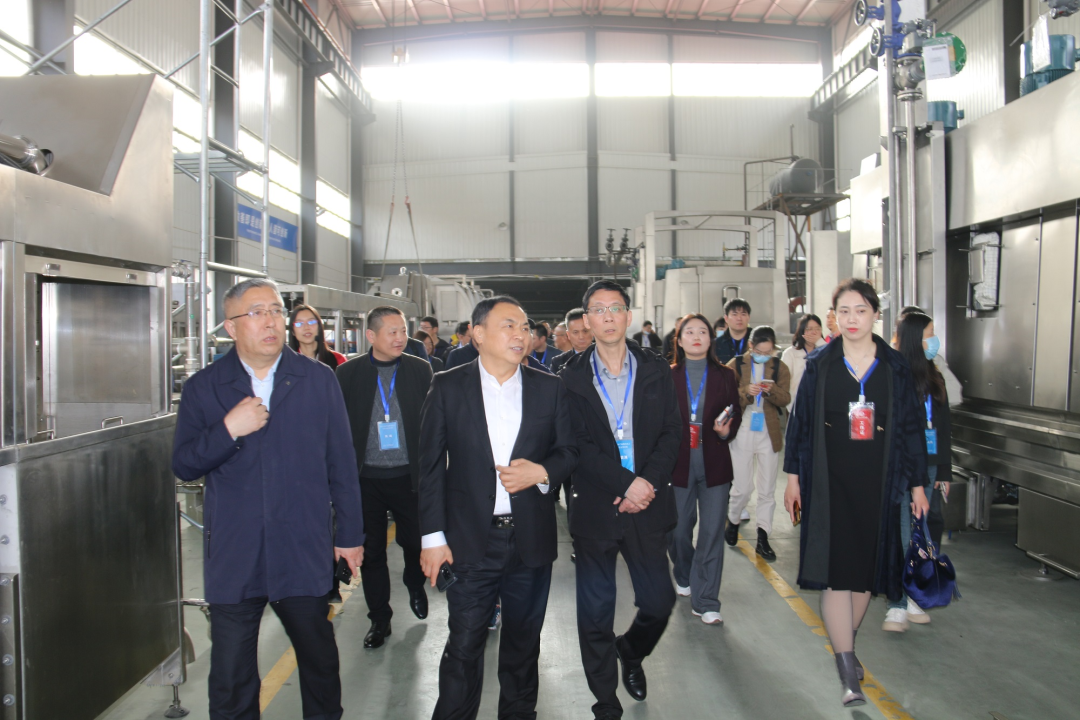 舟山市經信局副局長毛潤洲攜舟山市優秀企業家代表一行40余人蒞臨銳智股份調研考察！